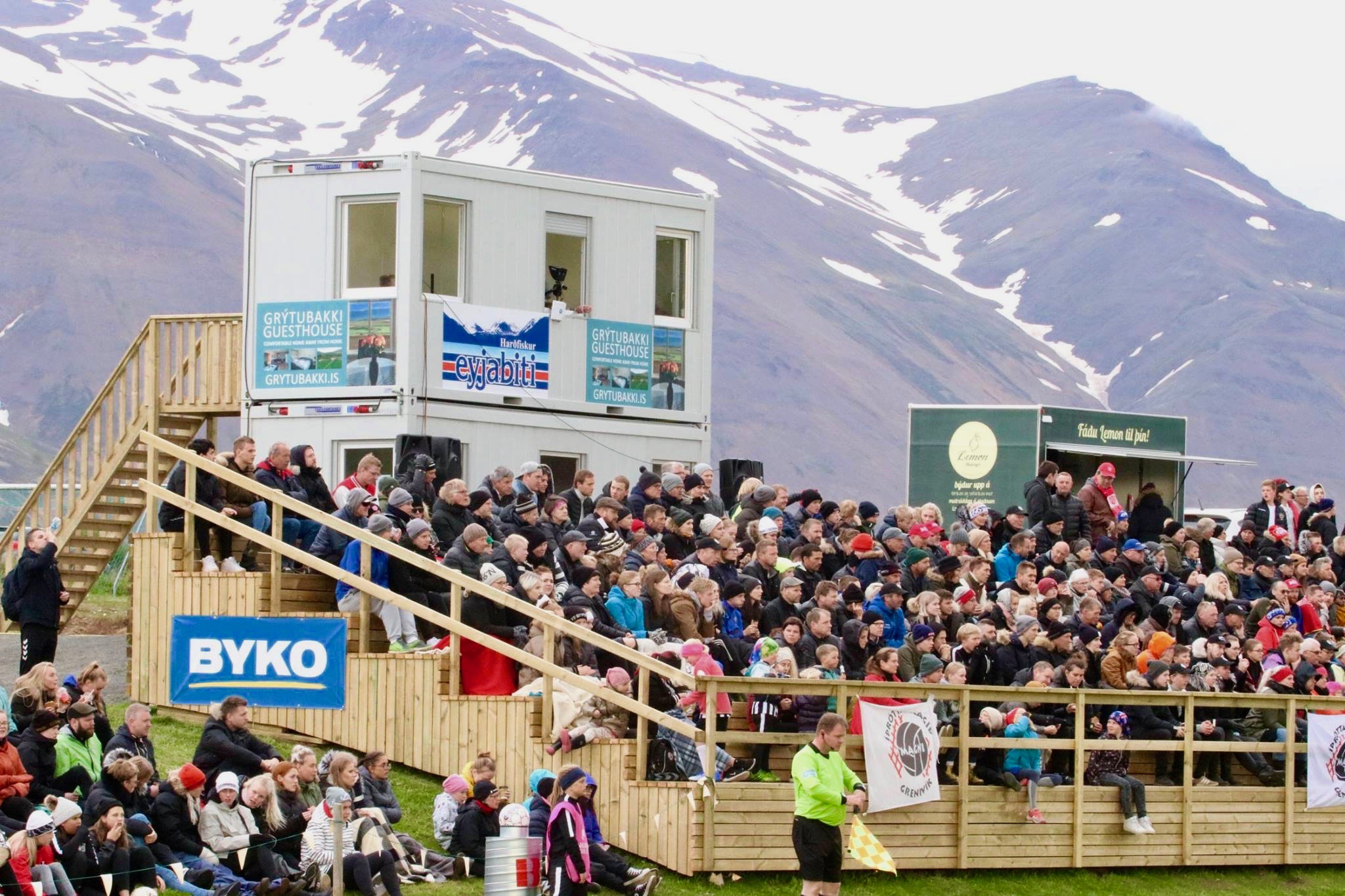 Stúkan og grasbalinn þétt setinn