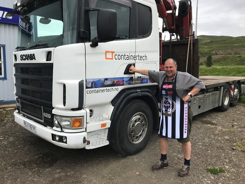 #BAKVÖRÐUR. NO 1 var ekki lengi að ná sér í fyrsta eintakið