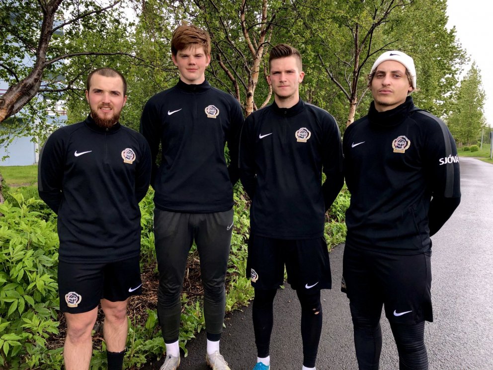 Fjórir leikmenn skrifuðu undir samning