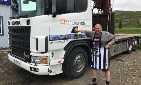 #BAKVÖRÐUR. NO 1 var ekki lengi að ná sér í fyrsta eintakið