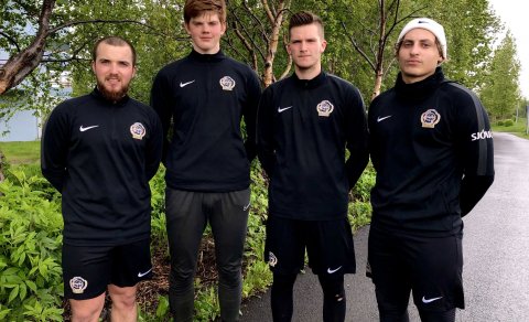 Fjórir leikmenn skrifuðu undir samning